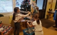 Školní družina vánočně zdobí pavilon